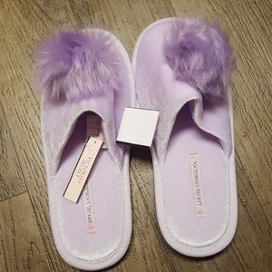 Pom pom slippers